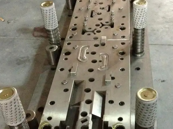 The structure and classification of hardware molds?